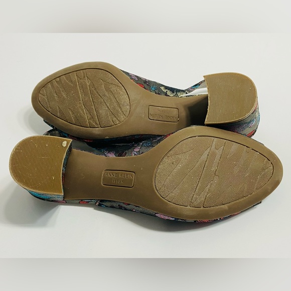 ANNE KLEIN Grey Metallic Cloth Floral Print Peep Toe Sling Back Pumps - Size 6 - Picture 14 of 14